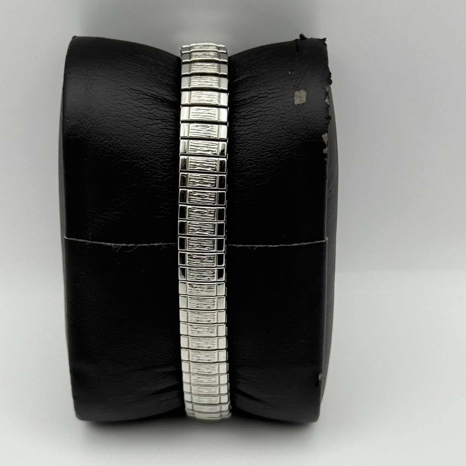 Lorus Ladies Quartz Watch White Dial Silver Tone Stretch Band Japan Working 23mm