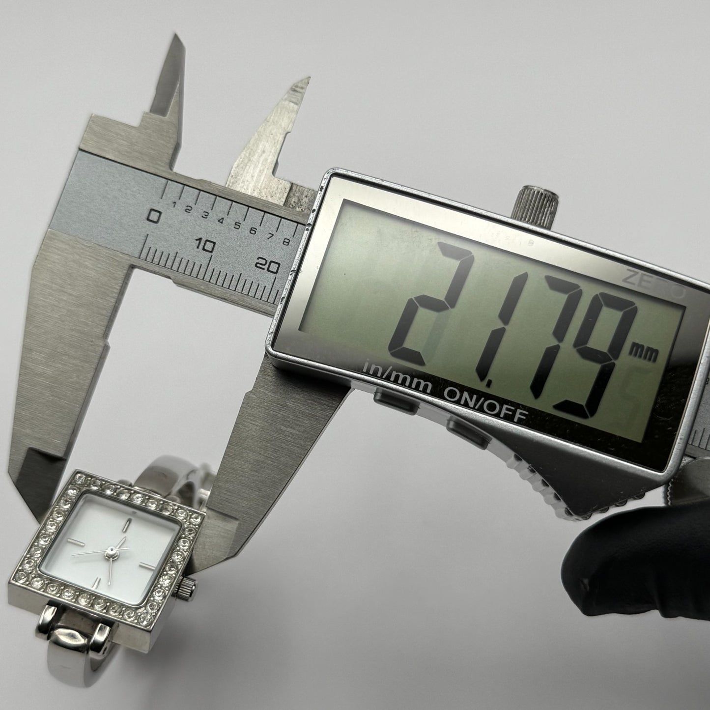 Avon Ladies Quartz Watch Square White Dial Silver Tone Bracelet Working 21mm