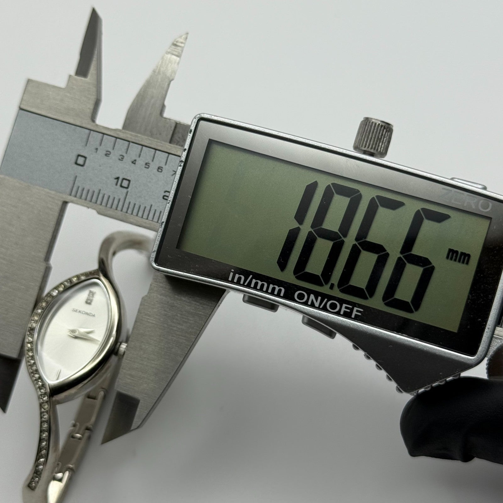 Sekonda Ladies Quartz Watch Crystal Accents Silver Tone Bracelet Working 17mm