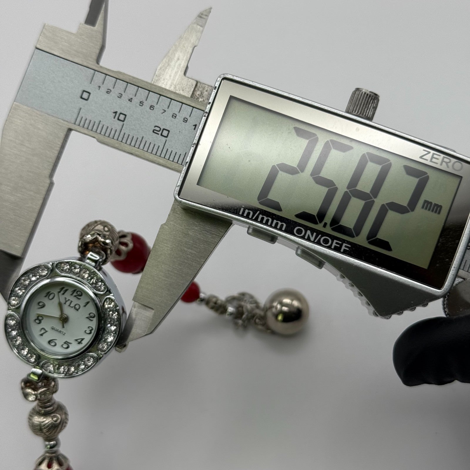 YLQ Ladies Quartz Watch Crystal Accent Case Red Beaded Bracelet Working 25mm