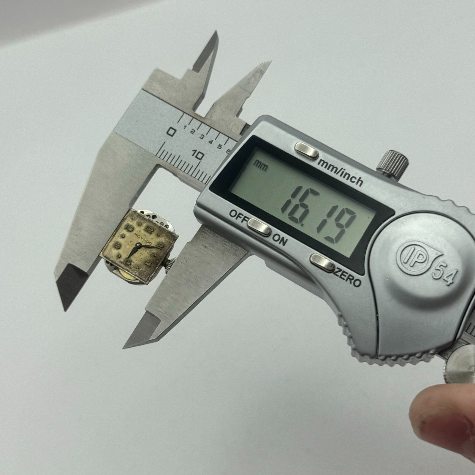 13.1mm Movado Ladies 575 Manual Wind Swiss Watch Movement Vintage RUNS FOR PARTS