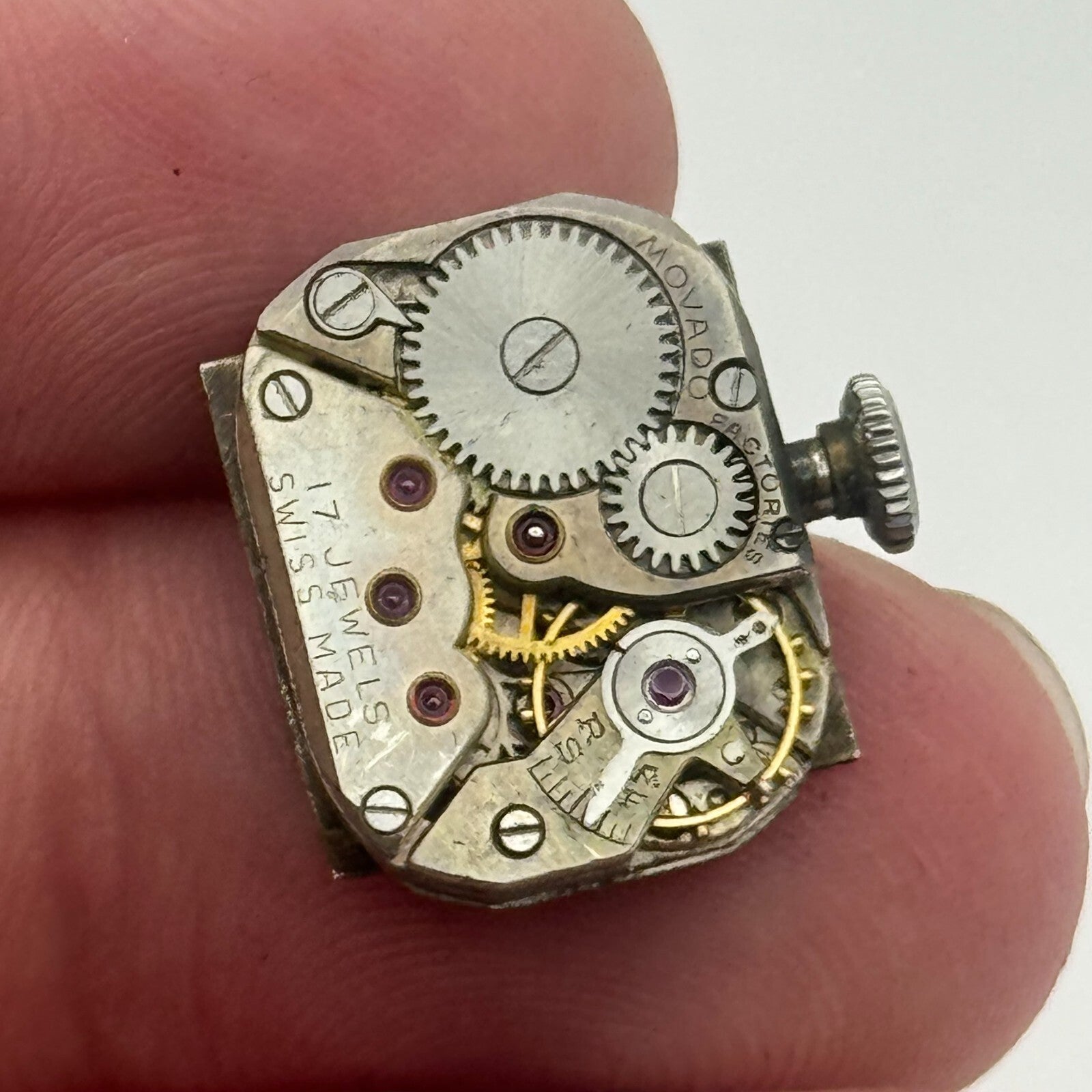 13.1mm Movado Ladies 575 Manual Wind Swiss Watch Movement Vintage RUNS FOR PARTS