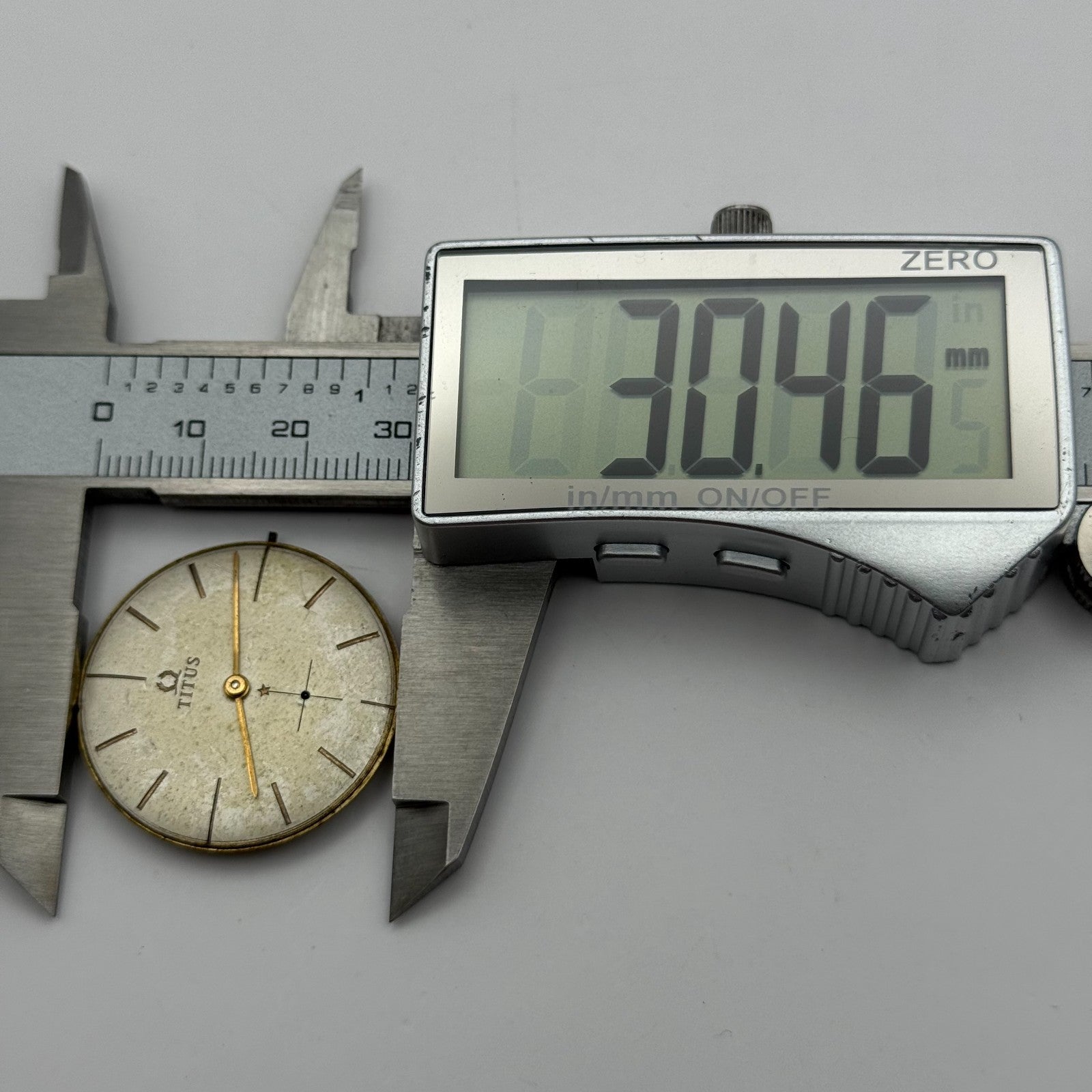 Solvil et Titus Peseux 330 Watch Movement Manual Wind Vintage Swiss Parts 25.9mm