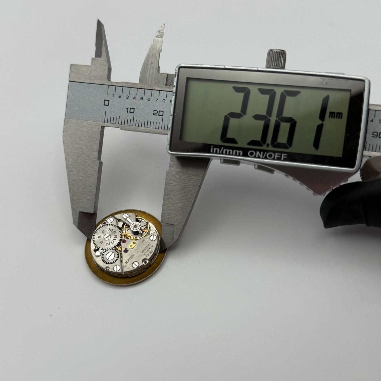 Marvin 560 Watch Movement Manual Wind Vintage Swiss 17 Jewels Parts 23.6mm