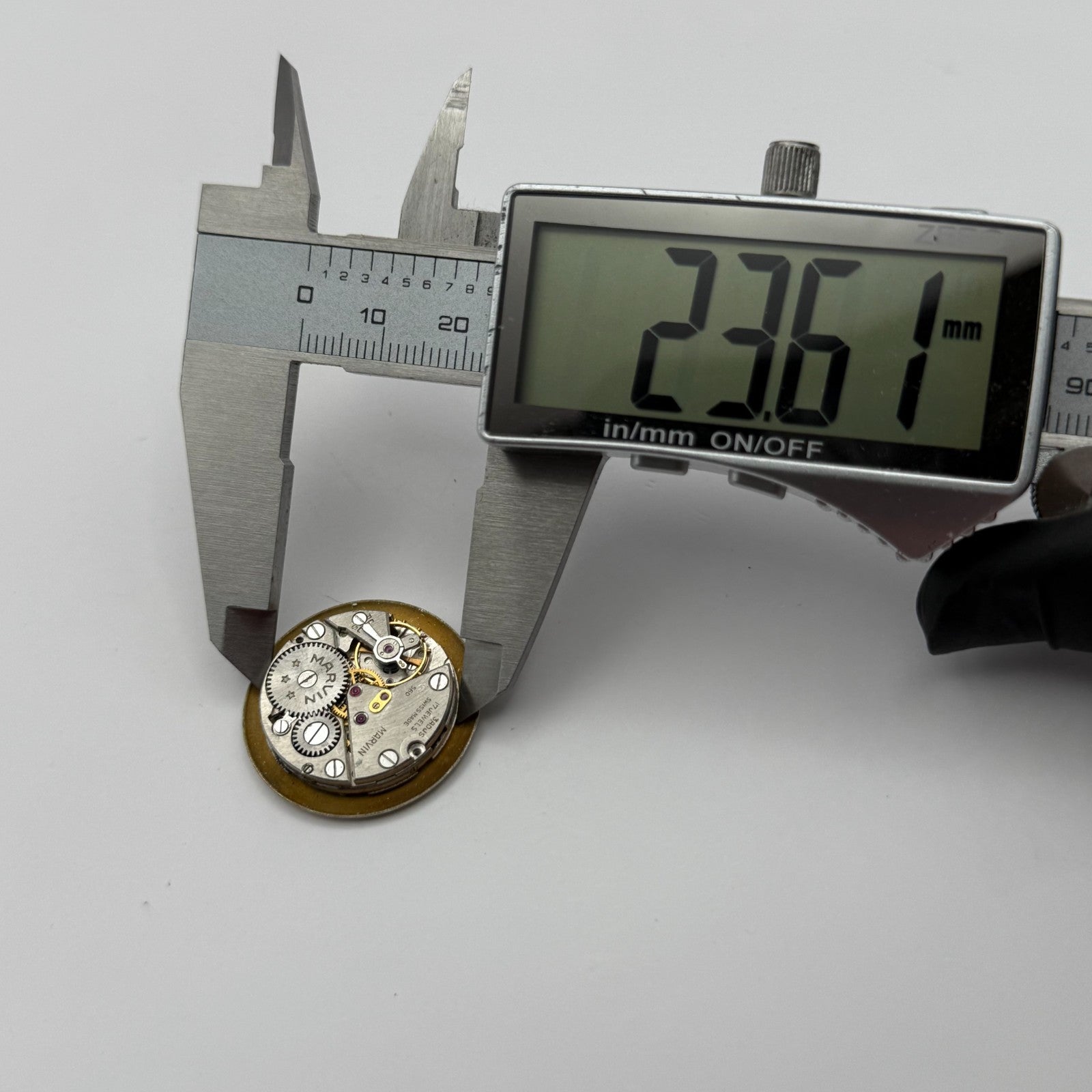 Marvin 560 Watch Movement Manual Wind Vintage Swiss 17 Jewels Parts 23.6mm