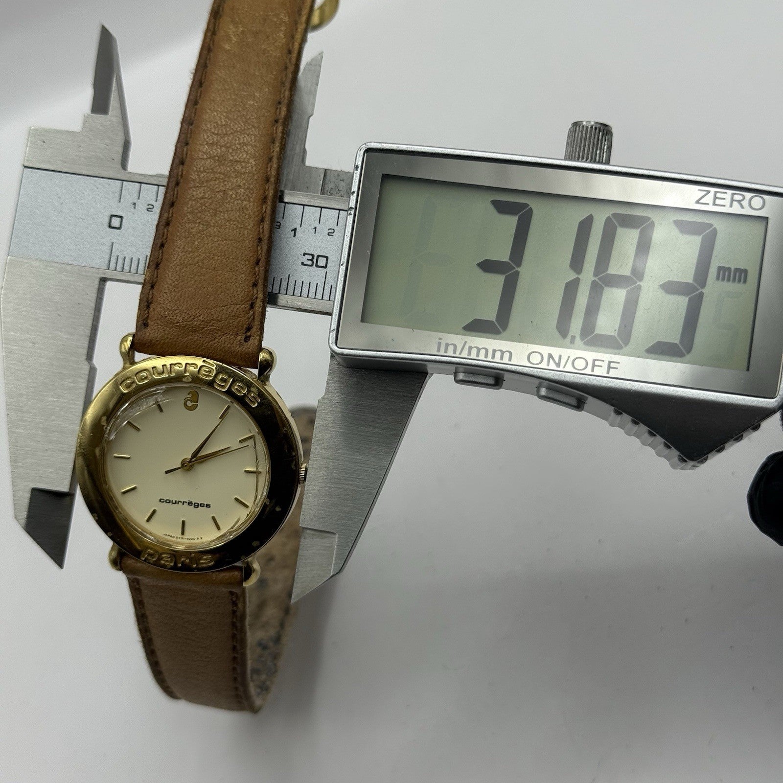 30mm Working Ladies Vintage Courreges Paris 5Y31-1000 Gold Plated Quartz Watch