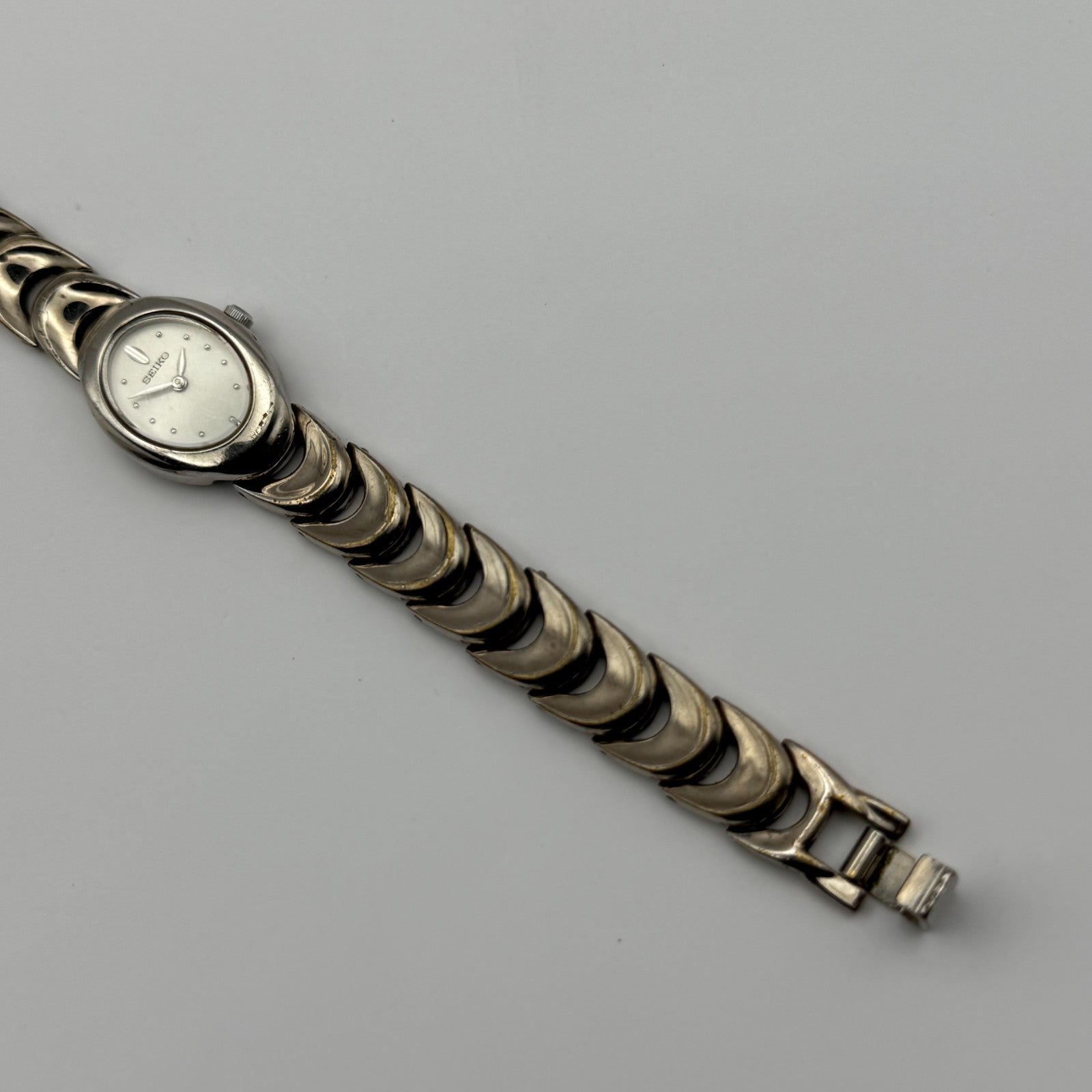 Seiko Ladies Quartz Watch Oval Dial Silver Tone Bracelet Japan Working 16mm