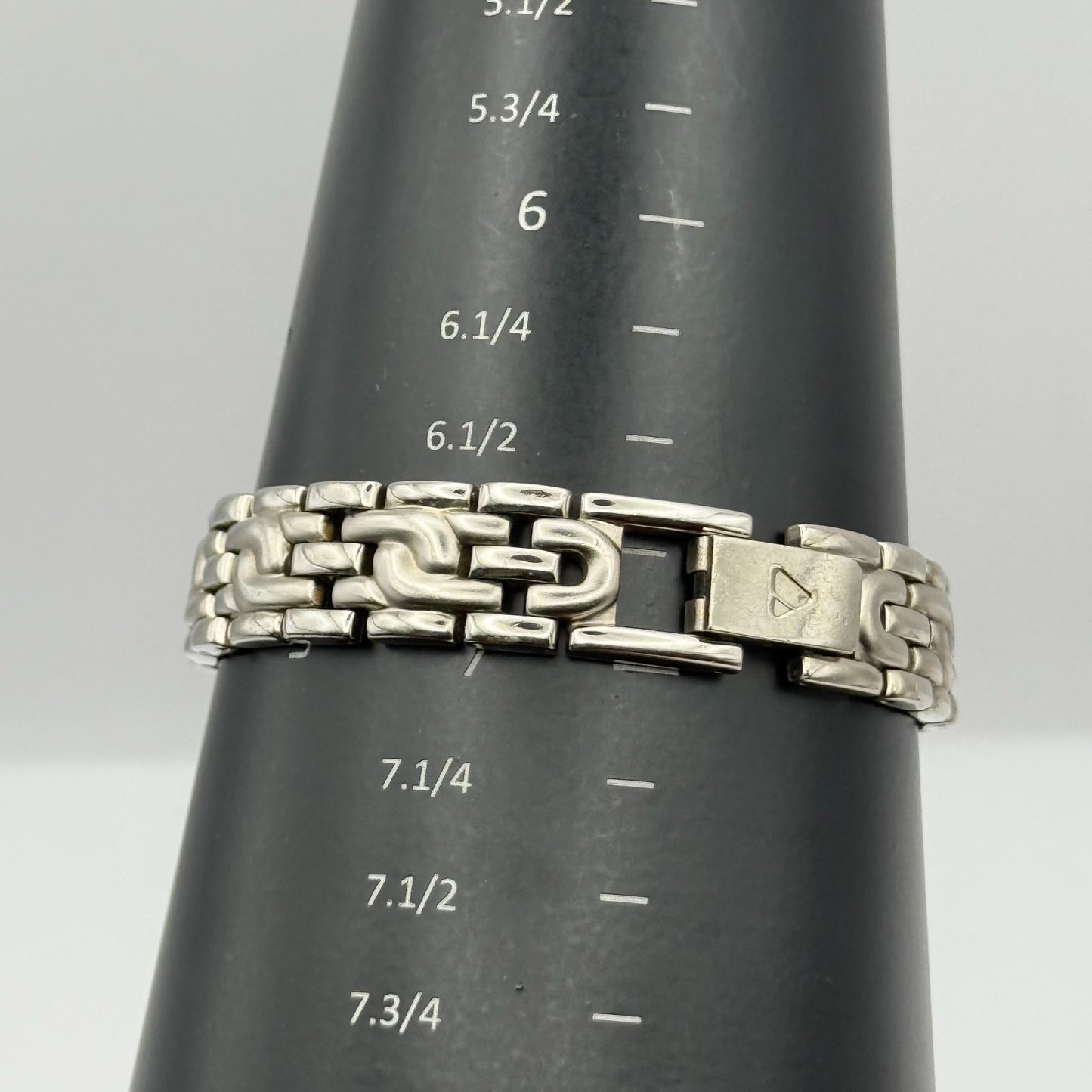 Liz Claiborne Ladies Quartz Watch Silver Tone Bracelet Japan Working 26mm