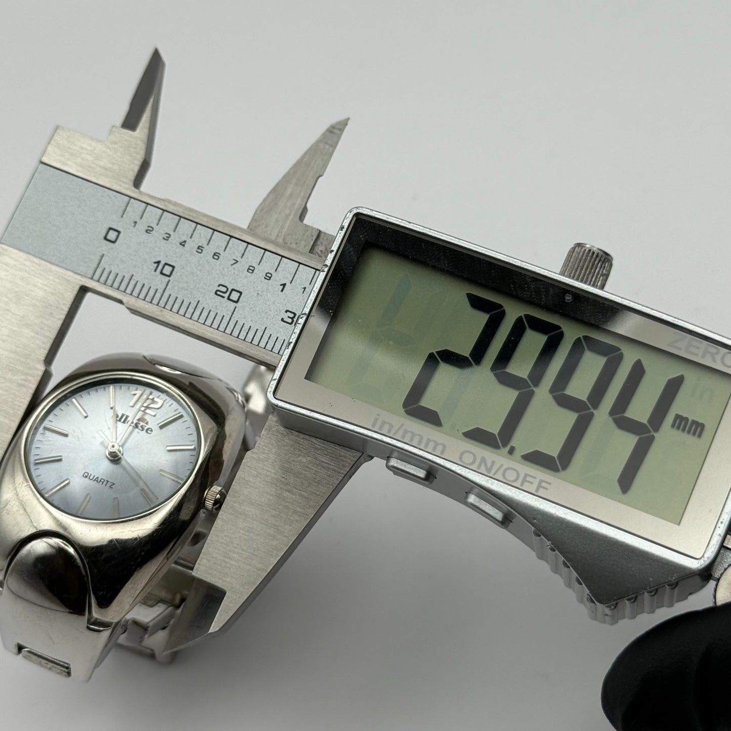 Ellesse Ladies Quartz Watch Silver Tone Bracelet Steel Japan Working 28mm