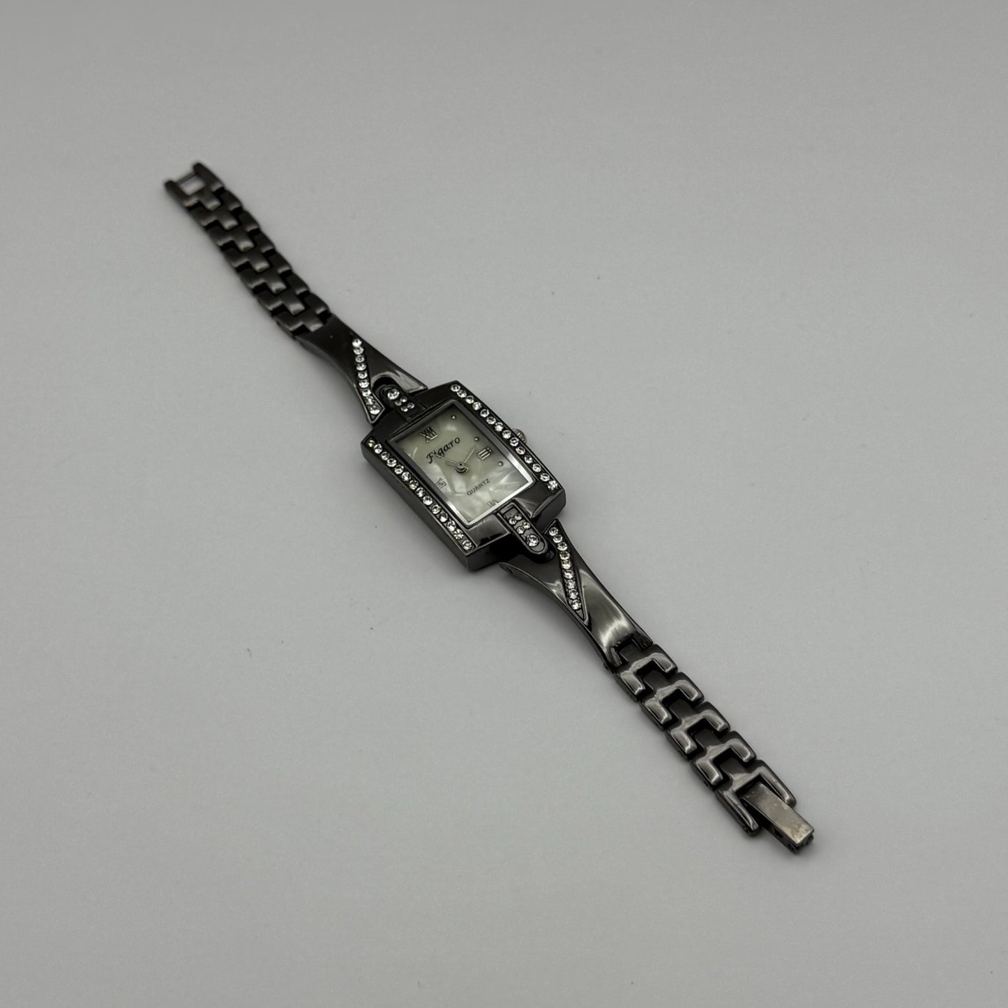 Figaro Italian Design Ladies Quartz Watch Crystal Accents Japan Working 19mm
