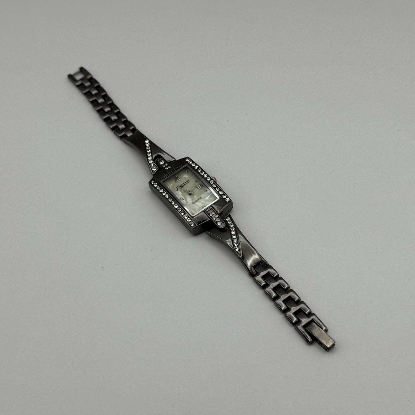 Figaro Italian Design Ladies Quartz Watch Crystal Accents Japan Working 19mm